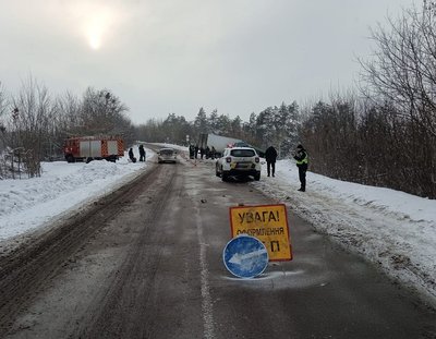 На Житомирщині зіткнулися вантажівка та маршрутне таксі: травмувалися чотири пасажири На Житомирщині зіткнулися вантажівка та маршрутне таксі: травмувалися чотири пасажири