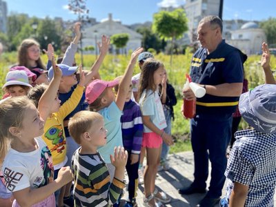 Металошукачі, гранати та міни: рятувальники ДСНС для дітей літніх таборів у Житомирі влаштували гру-навчання Металошукачі, гранати та міни: рятувальники ДСНС для дітей літніх таборів у Житомирі влаштували гру-навчання