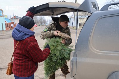 Морський піхотинець з 37 бригади купує новорічну ялинку для побратимів на передовій Морський піхотинець з 37 бригади купує новорічну ялинку для побратимів на передовій