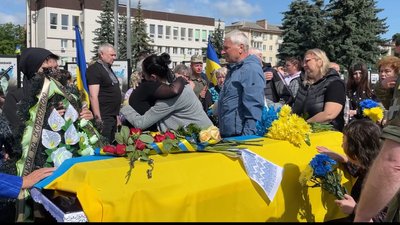 Із загиблим воїном Максимом Борщуком попрощались у Рівному Із загиблим воїном Максимом Борщуком попрощались у Рівному