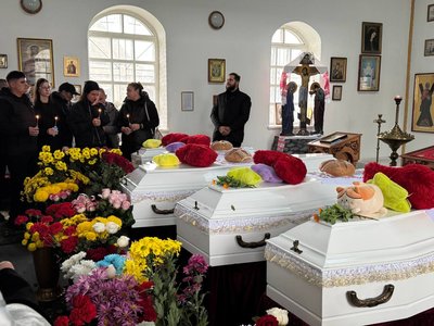 На Криворіжжі попрощалися з п'ятьма дітьми з родини Воронових, які загинули через удар РФ 30 липня На Криворіжжі попрощалися з п'ятьма дітьми з родини Воронових, які загинули через удар РФ 30 липня
