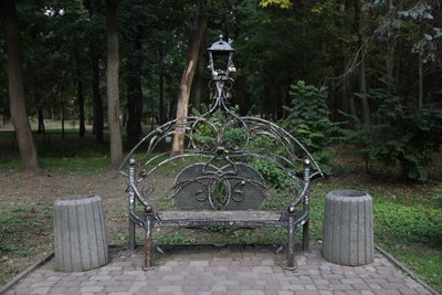 "Лавиця для закоханих", яку розмістили у парку Шевченка "Лавиця для закоханих", яку розмістили у парку Шевченка