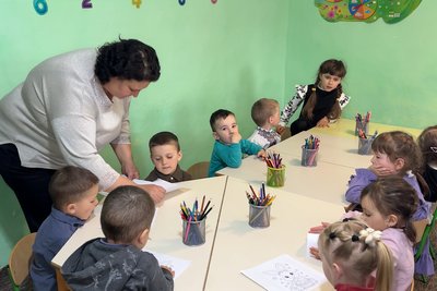 Діти на занятті з малювання у дитячому садку в селі Самакова Чернівецької області Діти на занятті з малювання у дитячому садку в селі Самакова Чернівецької області
