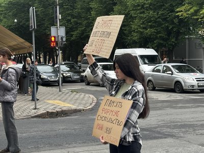 Хвилина мовчання у Полтаві: у роковини загибелі в місті вшанували пам’ять Ірини Цибух Хвилина мовчання у Полтаві: у роковини загибелі в місті вшанували пам’ять Ірини Цибух