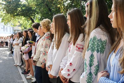 В Ужгороді пролунав перший дзвоник: новий навчальний рік розпочали понад 17 тисяч дітей В Ужгороді пролунав перший дзвоник: новий навчальний рік розпочали понад 17 тисяч дітей