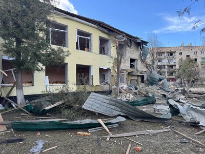 Керовані авіабомби влучили у дитячий садок у Ямполі: що розповідають місцеві Керовані авіабомби влучили у дитячий садок у Ямполі: що розповідають місцеві