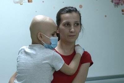 Юлія Божик разом із сином на руках, який проходить лікування Юлія Божик разом із сином на руках, який проходить лікування