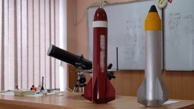 Злітають на 30 метрів: у черкаському ліцеї діти виготовляють макети ракет Злітають на 30 метрів: у черкаському ліцеї діти виготовляють макети ракет