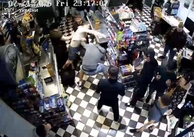 Бійка в магазині: трьом черкасцям повідомили про підозру Бійка в магазині: трьом черкасцям повідомили про підозру