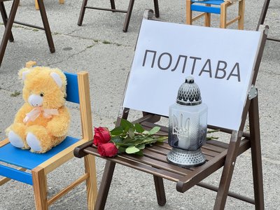 "Знаю дітей, яких вбила Росія": як у Полтаві вшанували загиблих внаслідок збройної агресії РФ "Знаю дітей, яких вбила Росія": як у Полтаві вшанували загиблих внаслідок збройної агресії РФ