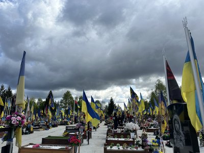 Один поминальний день у Сумах і спогади рідних про захисників Один поминальний день у Сумах і спогади рідних про захисників