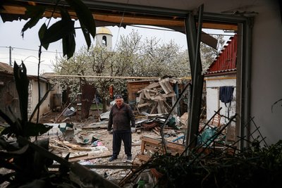 Чоловік на задньому дворі свого будинку, пошкодженого під ударом "шахеда" по Одесі 16 квітня 2025 року Чоловік на задньому дворі свого будинку, пошкодженого під ударом "шахеда" по Одесі 16 квітня 2025 року