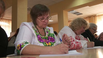 "Пишу для себе, щоб перевірити": переселенки долучилися до Радіодиктанту у Рівному "Пишу для себе, щоб перевірити": переселенки долучилися до Радіодиктанту у Рівному