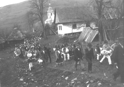 Біг з кошиками, спалювання шин та день без води: які великодні традиції існують на Закарпатті Біг з кошиками, спалювання шин та день без води: які великодні традиції існують на Закарпатті