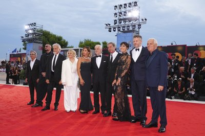 Команда фільму La Grazia на червоній доріжці Венеційського кінофестивалю Команда фільму La Grazia на червоній доріжці Венеційського кінофестивалю