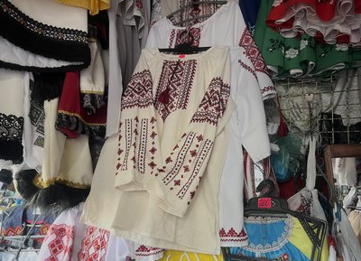 Напередодні свята на Калинівському ринку у Чернівцях збільшується попит на вишиванки: яка вартість Напередодні свята на Калинівському ринку у Чернівцях збільшується попит на вишиванки: яка вартість