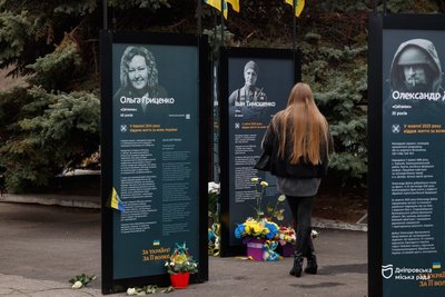 У Самарському районі Дніпра відкрили другу частину меморіального проєкту "Історії Героїв" У Самарському районі Дніпра відкрили другу частину меморіального проєкту "Історії Героїв"