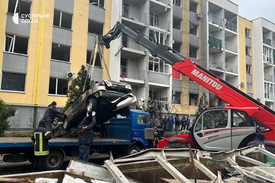Вигорілі автівки та пошкоджені будинки: фото наслідків третьої поспіль російської атаки БпЛА по Одесі та передмістю