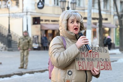 "Під обстрілами бігли до ЗСУ": історія переселенки Світлани Кравченко, яка у 55 змінила професію "Під обстрілами бігли до ЗСУ": історія переселенки Світлани Кравченко, яка у 55 змінила професію
