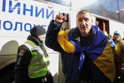 Другий день обміну: з російського полону повернулись 300 оборонців України та кілька цивільних Другий день обміну: з російського полону повернулись 300 оборонців України та кілька цивільних