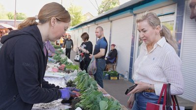 "Через місяць вже збираємо урожай": на хмельницькому продовольчому ринку розпочався сезон продажу розсади "Через місяць вже збираємо урожай": на хмельницькому продовольчому ринку розпочався сезон продажу розсади