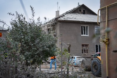 "Дивом вона змогла крикнути з-під завалів". Рятувальник розповів як врятували жінку після атаки РФ "Дивом вона змогла крикнути з-під завалів". Рятувальник розповів як врятували жінку після атаки РФ