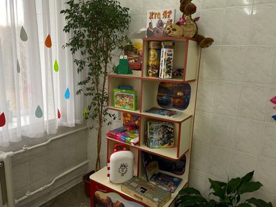 З мʼякими меблями, іграшками та кухонним куточком: у двох вінницьких медзакладах відкрили дитячі кімнати З мʼякими меблями, іграшками та кухонним куточком: у двох вінницьких медзакладах відкрили дитячі кімнати