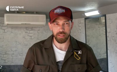 Євген Д'яченко, барбер, один із ініціаторів барбершопу на колесах для військових Євген Д'яченко, барбер, один із ініціаторів барбершопу на колесах для військових