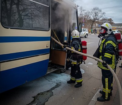 У Стрию на Львівщині рятувальники гасили пожежу в маршрутці У Стрию на Львівщині рятувальники гасили пожежу в маршрутці