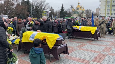 З військовими Олександром Кривчуком та Андрієм Довжаницею попрощалися у Рівному З військовими Олександром Кривчуком та Андрієм Довжаницею попрощалися у Рівному