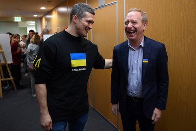 Президент компанії Microsoft Бред Сміт та міністр цифрової трансформації України Михайло Федоров саміті Web Summit 2022 у Лісабоні, Португалія, 3 листопада 2022 року Президент компанії Microsoft Бред Сміт та міністр цифрової трансформації України Михайло Федоров саміті Web Summit 2022 у Лісабоні, Португалія, 3 листопада 2022 року