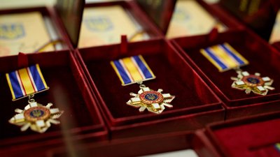 Президент Зеленський відзначив державними нагородами сімох енергетиків з Чернігівщини, двох з них — посмертно Президент Зеленський відзначив державними нагородами сімох енергетиків з Чернігівщини, двох з них — посмертно