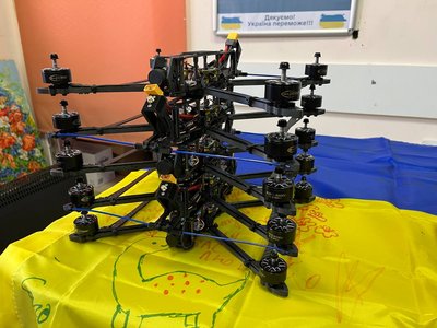 Гроші на дрони зібрали учні Ужгородського ліцею "Лідер": волонтери передали 10 БпЛА для 101 бригади тероборони Гроші на дрони зібрали учні Ужгородського ліцею "Лідер": волонтери передали 10 БпЛА для 101 бригади тероборони