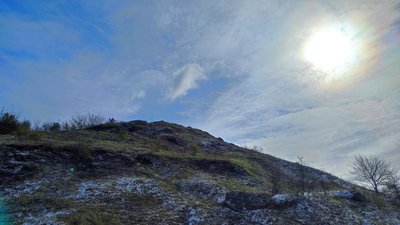 засніжена гора. медобори, сніг на траві засніжена гора. медобори, сніг на траві