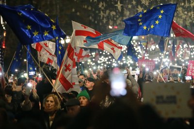У Тбілісі масові протести на річницю призупинення євроінтеграції У Тбілісі масові протести на річницю призупинення євроінтеграції