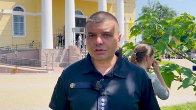 У Прилуках на Чернігівщині попрощалися з родиною, у будинок якої поцілив російський "шахед" У Прилуках на Чернігівщині попрощалися з родиною, у будинок якої поцілив російський "шахед"