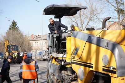 У Вінниці почали сезонний ремонт доріг: де вже працює техніка У Вінниці почали сезонний ремонт доріг: де вже працює техніка