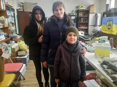 "Я мрію, щоб всі військові приїхали додому". Восьмирічний кропивничанин допомагає у волонтерському штабі "Я мрію, щоб всі військові приїхали додому". Восьмирічний кропивничанин допомагає у волонтерському штабі