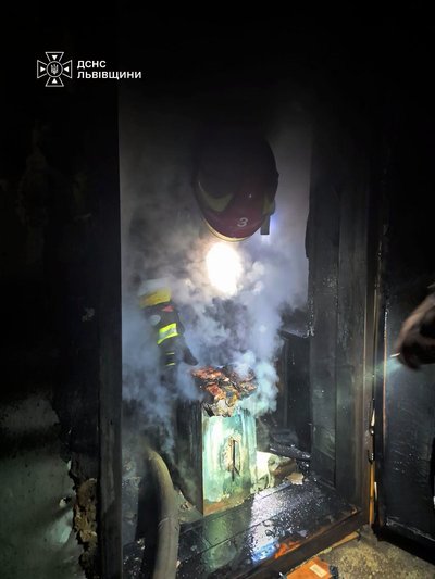Рятувальник гасить пожежу на Варшавській Рятувальник гасить пожежу на Варшавській