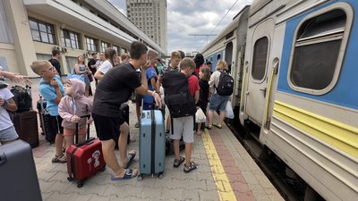 Діти, вокзал, "Укрзалізниця", квитки Діти, вокзал, "Укрзалізниця", квитки