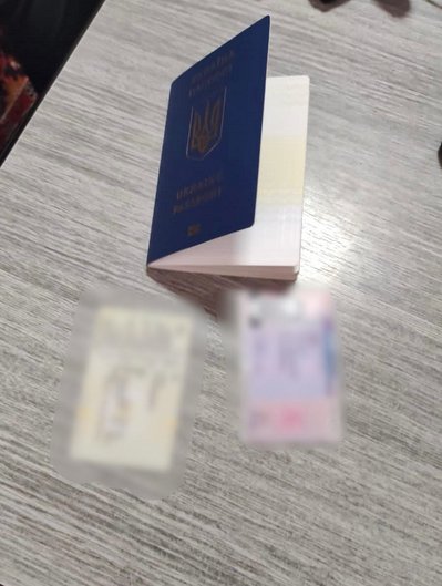 На Буковині затримали франківця, який намагався перетнути кордон із підробленим документом — прокуратура На Буковині затримали франківця, який намагався перетнути кордон із підробленим документом — прокуратура