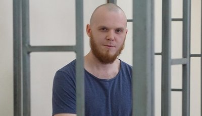 "Müddetsiz azatlıqtan marum etüv": RF Ukrayin siyasiy mabüslerini apis müddetleri bitken soñ nasıl tuta