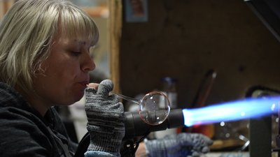 Як створюють ялинкові іграшки Як створюють ялинкові іграшки