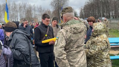 Поховання на Чернігівщині: в останню путь провели 7 військових Поховання на Чернігівщині: в останню путь провели 7 військових