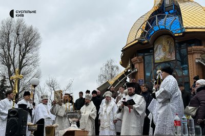 Кияни занурюються у крижану річку та набирають воду у церквах: 6 січня відзначається Водохреще Кияни занурюються у крижану річку та набирають воду у церквах: 6 січня відзначається Водохреще