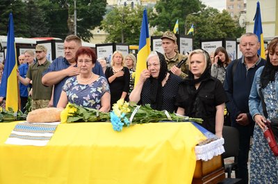 Рідні біля труни загиблого Андрія Токарчука Рідні біля труни загиблого Андрія Токарчука