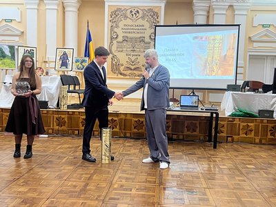 На благодійному вечорі "Дотик" у Житомирі зібрали понад 200 тисяч гривень для 45-ї бригади На благодійному вечорі "Дотик" у Житомирі зібрали понад 200 тисяч гривень для 45-ї бригади