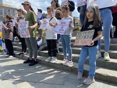 Терміни служби і демобілізація: у центрі Києва мітингували родичі військових Терміни служби і демобілізація: у центрі Києва мітингували родичі військових
