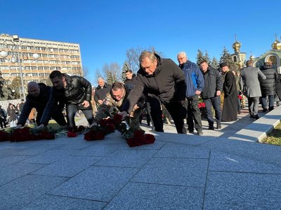 "Ми молимося за кожного захисника": у Черкасах вшанували пам'ять полеглих "кіборгів" "Ми молимося за кожного захисника": у Черкасах вшанували пам'ять полеглих "кіборгів"