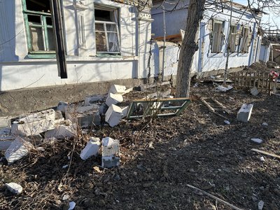 Пошкоджені обстрілом будинки, каміння, шибки розкидані по землі на вулиці у Миколаєві, 8 лютого 2024 року Пошкоджені обстрілом будинки, каміння, шибки розкидані по землі на вулиці у Миколаєві, 8 лютого 2024 року
